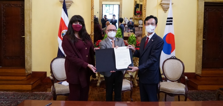 Firma del acta de entrega de una donación de equipo tecnológico por parte del Gobierno de Corea