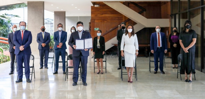 Presidente Carlos ALvarado y ministros/as firmaron Ley de Empelo Público.