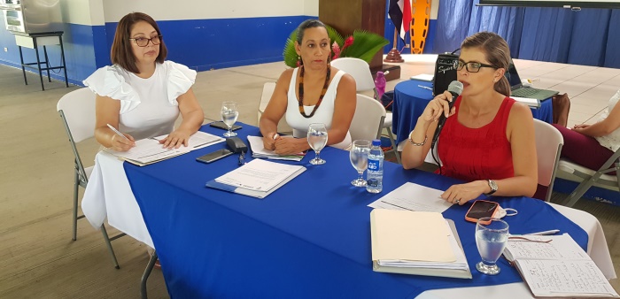 La ministra Laura Fernández, junto a la directora de Mideplan en la Región Brunca y la presidenta del COREDES