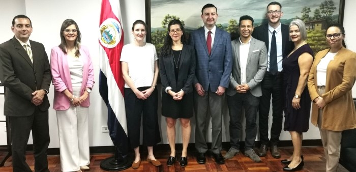 Ministra Laura Fernández y delegación alemana con funcionarios de Evaluación de Mideplan y de Focelac