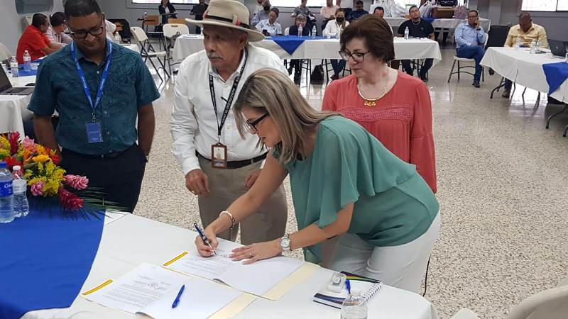 Ministra Laura Fernández firma convenio con la Municipalidad de Liberia