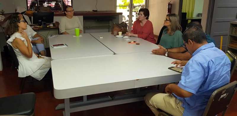 Ministra Laura Fernández se reúne con personal de oficina regional