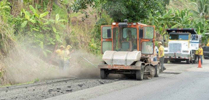 Maquinaria trabajando en camino cantonal
