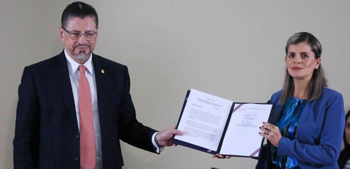Presidente Chaves y ministra fernández muestran decreto firmado