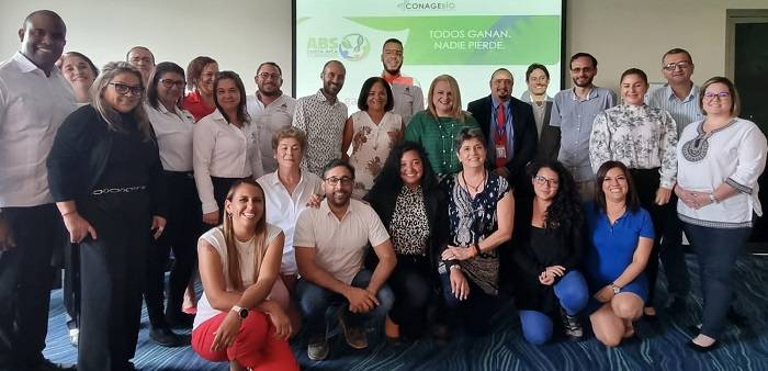 Contrapartes de ambos países participando en el intercambio de experiencias en la aplicación de principios ABS de Costa Rica.