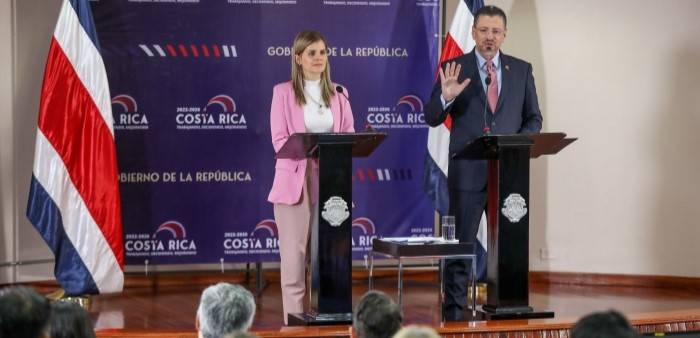 Laura Fernández, ministra de Mideplan y Rodrigo Chaves, presidente de la República